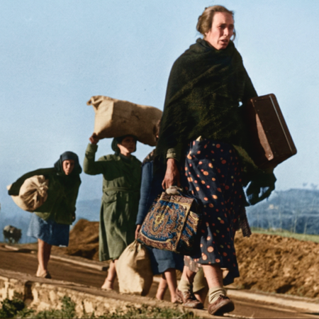 "Refugiados españoles camino de Francia, fotografía histórica del exilio tras la Guerra Civil Española"