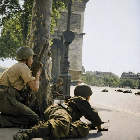 La 2ª división francesa dispara contra los francotiradores. Imágenes bélicas. Segunda guerra mundial. Conflicto.