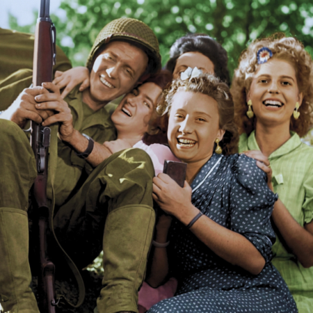 Mujeres francesas abrazan a un soldado americano tras la liberación de París. Imágenes de Jubilo. Segunda guerra Mundial. liberación de París