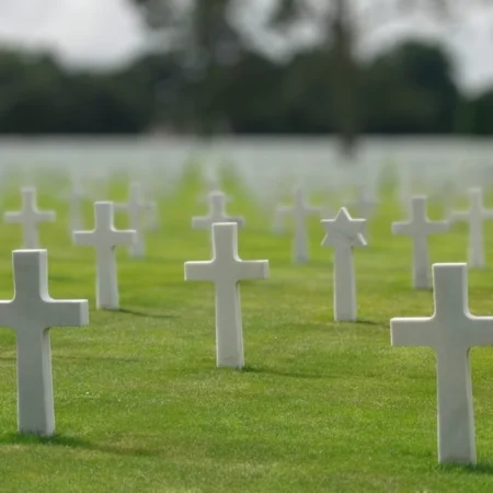Cementerio estadounidense de Colleville-sur-Mer en Normandía, un lugar de memoria y patrimonio de la Segunda Guerra Mundial para descubrir a través de viajes de historia, turismo cultural y experiencias históricas.