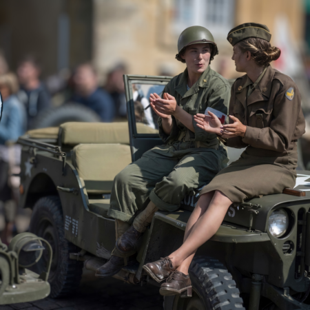 Recreadores de la Segunda Guerra Mundial desfilan en Carentan. Conmemoración. Conflicto. Segunda guerra mundial. Avance aliado.