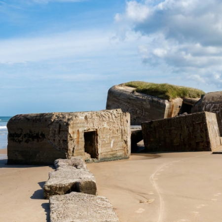 Restos del día D aún visibles en las playas de Normandía. Segunda guerra mundial. Conflicto bélico. Operaciones militares.