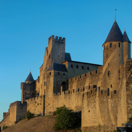 "Ciudad medieval de Carcasona (Francia), conjunto histórico declarado Patrimonio de la Humanidad por la UNESCO y destino turístico cultural"