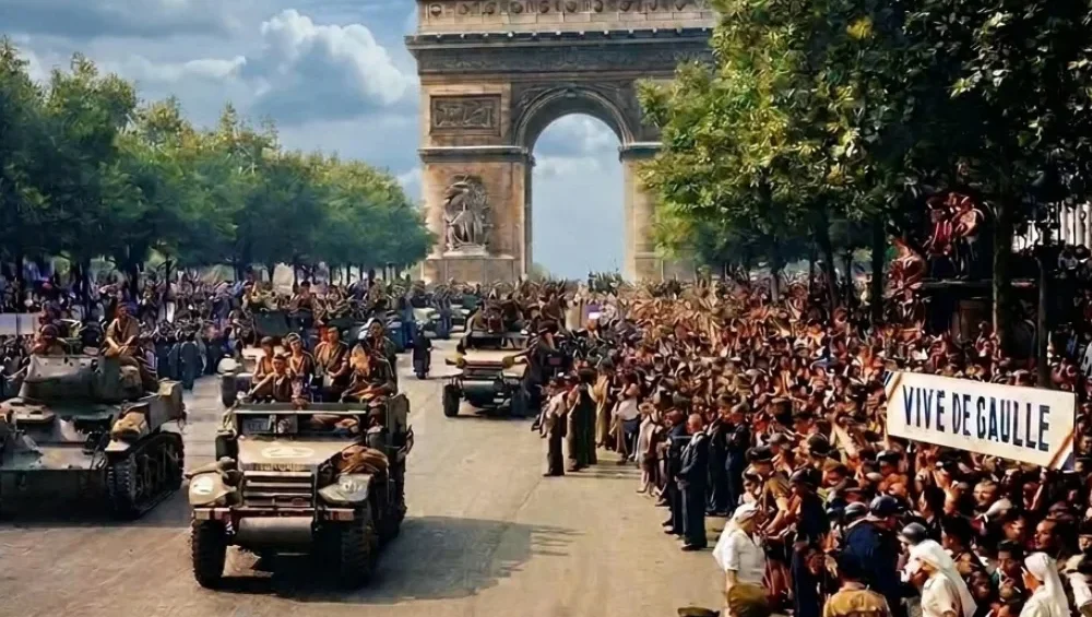 Multitudes de patriotas franceses se alinean en los Campos Elíseos para ver los tanques y semiorugas de la 2.ª División Blind. Conflicto bélico. Segunda guerra mundial