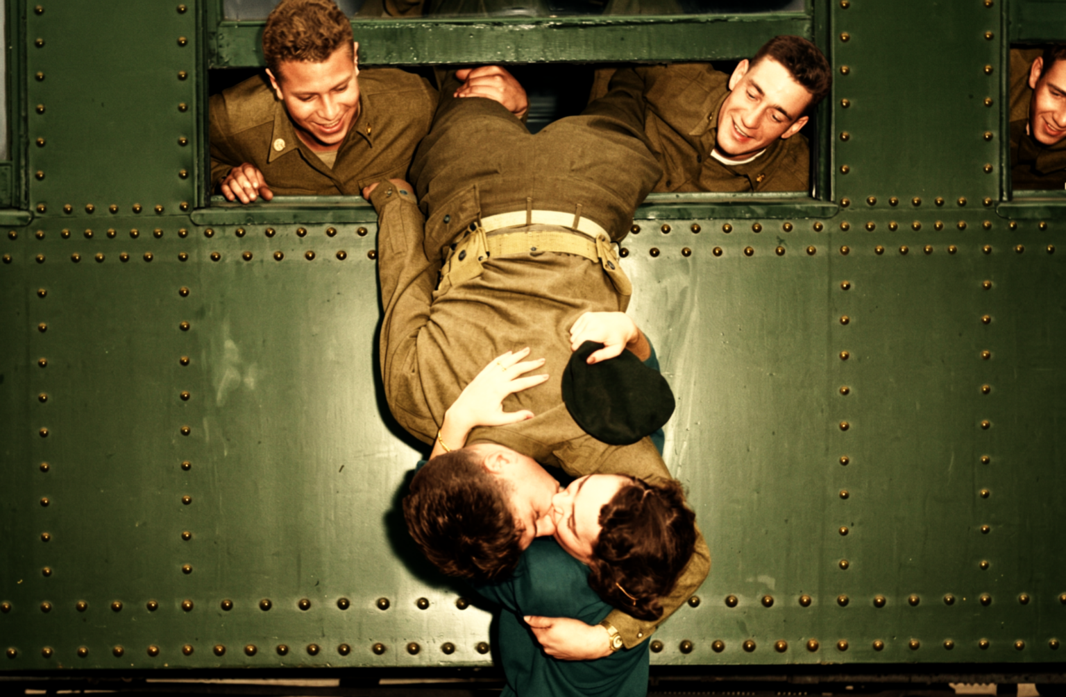 Soldado británico besando a una joven desde un tren en partida hacia el frente durante la Segunda Guerra Mundial, fotografía histórica de despedida y contexto bélico