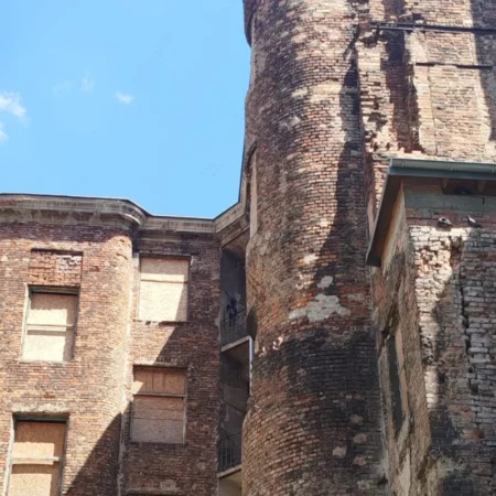 Edificio histórico del antiguo gueto de Cracovia en Polonia durante la Segunda Guerra Mundial Edificio situado en el antiguo gueto judío de Cracovia, escenario de la persecución y deportación de la población judía durante la ocupación alemana en la Segunda Guerra Mundial.