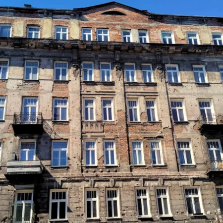 Edificio situado en el antiguo gueto judío de Polonia, escenario de la persecución y deportación de la población judía durante la ocupación alemana en la Segunda Guerra Mundial.