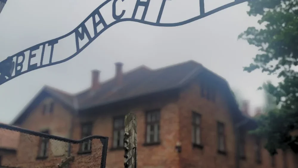 Puerta de acceso al antiguo campo de concentración de Auschwitz, uno de los lugares históricos más importantes relacionados con el Holocausto y la Segunda Guerra Mundial en Polonia.