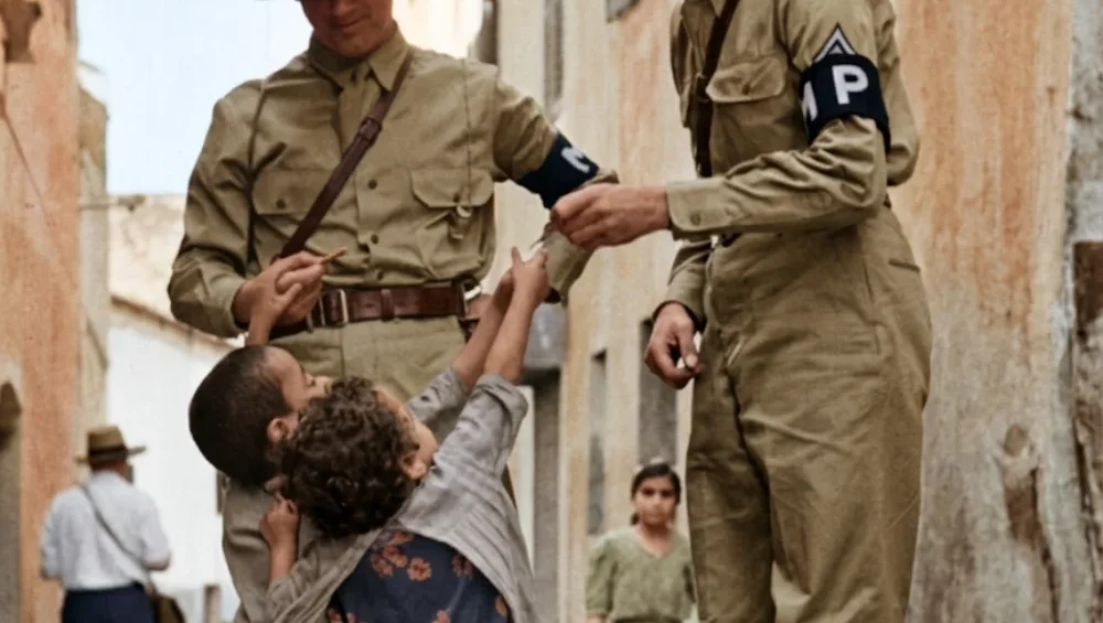 "Soldados aliados jugando con niños en Italia durante la Segunda Guerra Mundial, fotografía histórica de la presencia aliada y vida cotidiana en el conflicto."
