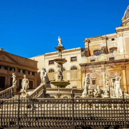 "Piazza Pretoria de Palermo (Sicilia, Italia), plaza histórica famosa por su fuente monumental y arquitectura barroca."