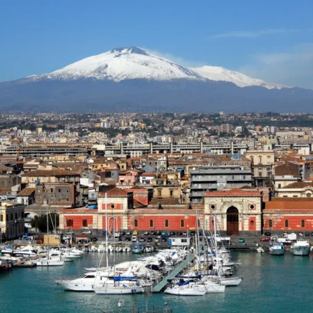 "Catania y el volcán Etna (Sicilia, Italia), paisaje y patrimonio cultural italiano"