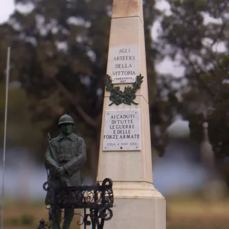 "Monumento a los Caídos de la Primera Guerra Mundial en Gela (Sicilia, Italia), situado en el Parco delle Rimembranze."