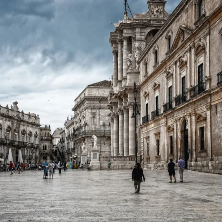 "Calle histórica de Siracusa (Sicilia, Italia), paisaje urbano y patrimonio arquitectónico del centro histórico siciliano."