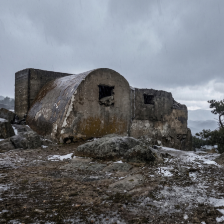 Posición defensiva en el Alto del León durante la Guerra Civil Española, un escenario histórico de la Sierra de Guadarrama vinculado a los viajes de historia, el turismo cultural y las experiencias en destinos de memoria y patrimonio histórico de España.