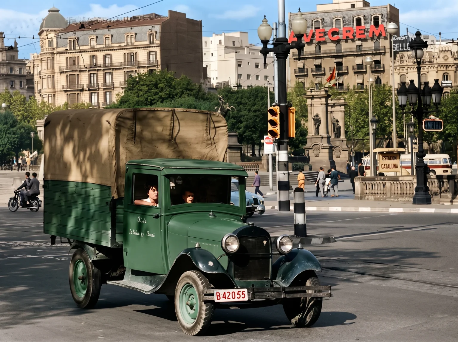 Paseo de Recoletos en Madrid durante los años 50, una imagen histórica para descubrir la evolución de la ciudad a través de los viajes de historia, el turismo cultural y las experiencias en destinos históricos de España.