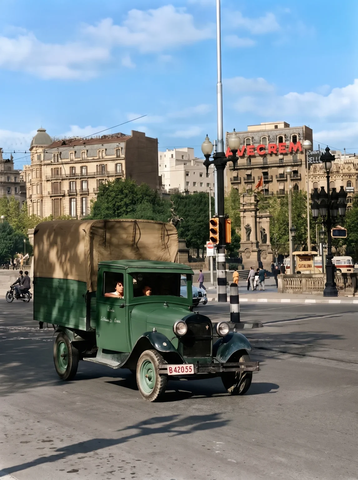 Paseo de Recoletos en Madrid durante los años 50, una imagen histórica para descubrir la evolución de la ciudad a través de los viajes de historia, el turismo cultural y las experiencias en destinos históricos de España.