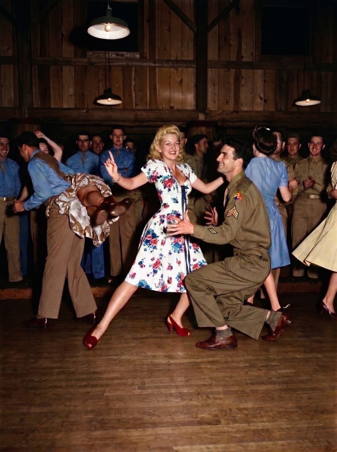Soldado norteamericano disfrutando de una noche de permiso en un local de swing durante la Segunda Guerra Mundial, una imagen histórica que muestra la cultura, el ocio y la vida cotidiana en la Europa de la época.