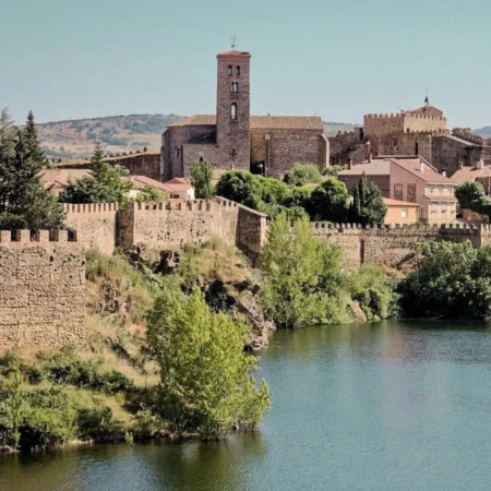 Buitrago de Lozoya, localidad histórica de la Sierra Norte de Madrid, un destino para descubrir mediante viajes de historia, turismo cultural y experiencias vinculadas a su patrimonio histórico y cultural.