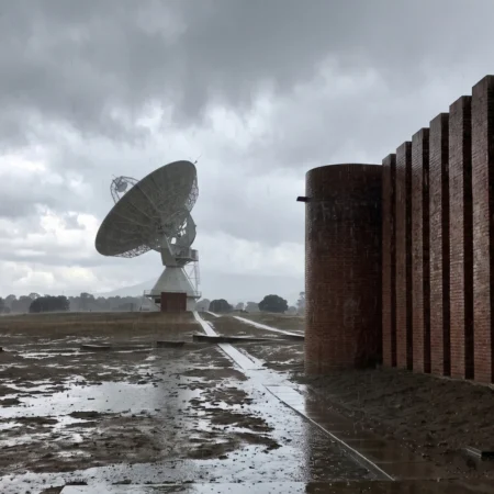 Centro de Comunicaciones por Satélite en la Sierra Norte de Madrid, un enclave tecnológico e histórico para descubrir mediante viajes de historia, turismo cultural y experiencias en destinos de patrimonio de España.