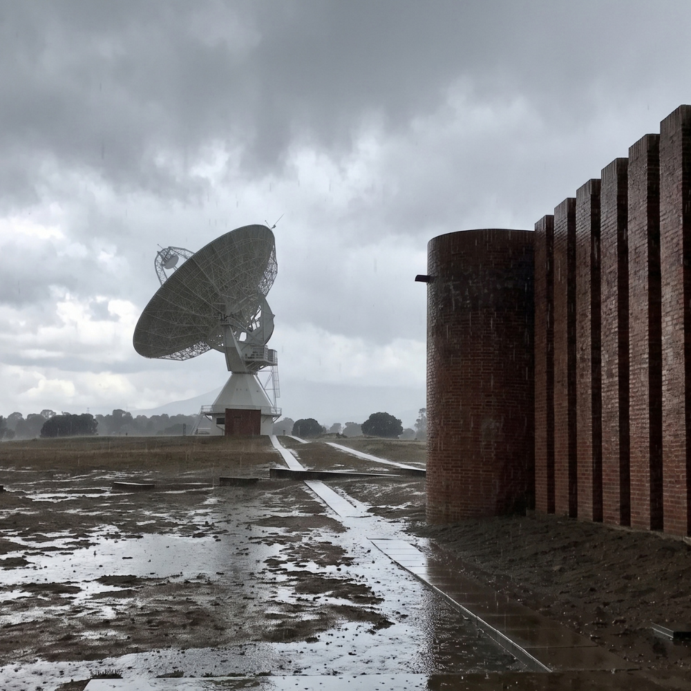 Centro de Comunicaciones por Satélite en la Sierra Norte de Madrid, un enclave tecnológico e histórico para descubrir mediante viajes de historia, turismo cultural y experiencias en destinos de patrimonio de España.