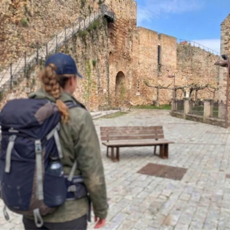 Visitante durante una visita a Buitrago de Lozoya, destino de turismo cultural en la Sierra Norte de Madrid para disfrutar de viajes de historia, experiencias y patrimonio histórico.