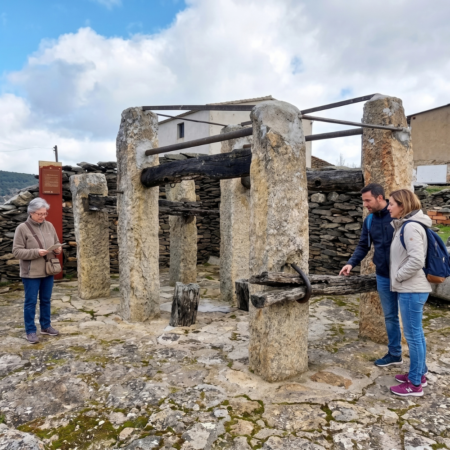 Potro tradicional para herrar caballos en Paredes de Buitrago, un elemento del patrimonio rural de la Sierra Norte de Madrid para descubrir en viajes de historia, turismo cultural y experiencias de patrimonio etnográfico.